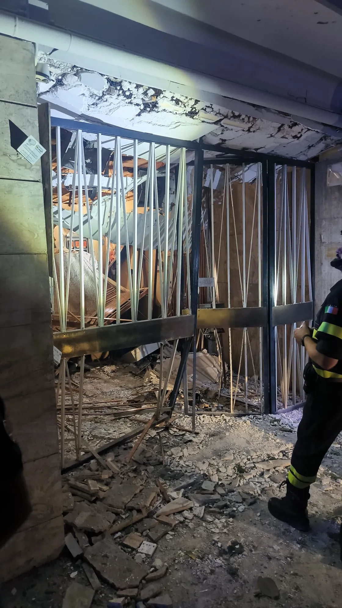 Don Bosco, esplosione nell'androne di un palazzo: si ipotizza una bomba carta