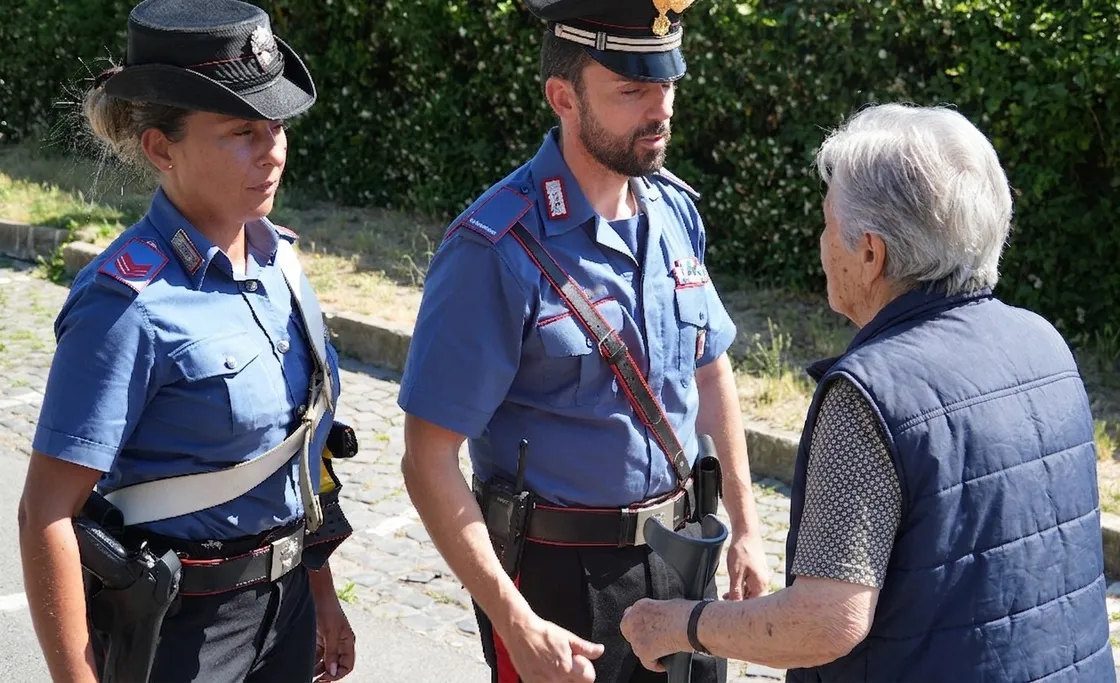 «Sua figlia è nei guai»: 88enne smaschera la truffa e fa arrestare la finta carabiniera a Roma