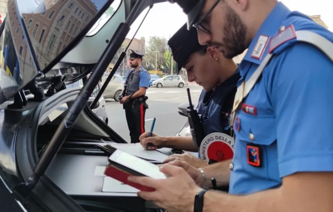 Si finge carabiniere per farsi consegnare gioielli in oro: arrestato 39enne a Roma