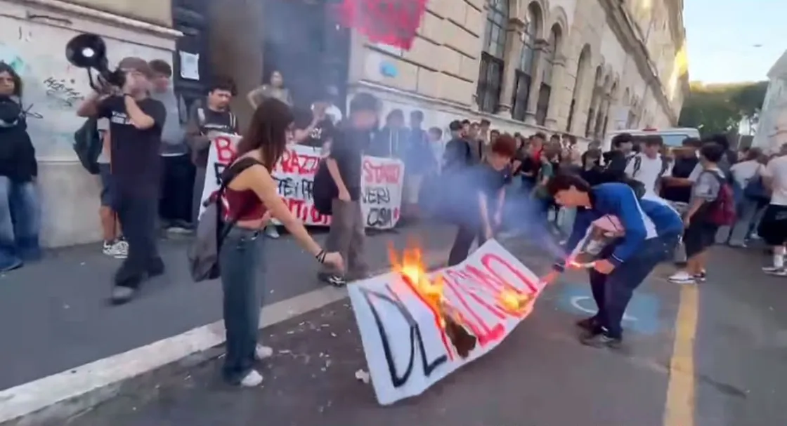 Scuola, studenti in protesta contro il «dl Razzismo»: flash mob al liceo Enzo Rossi e presidio a Montecitorio