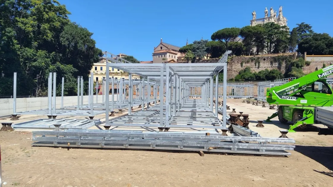 Le strutture del nuovo mercato di via Sannio (Dario Nanni, Facebook)