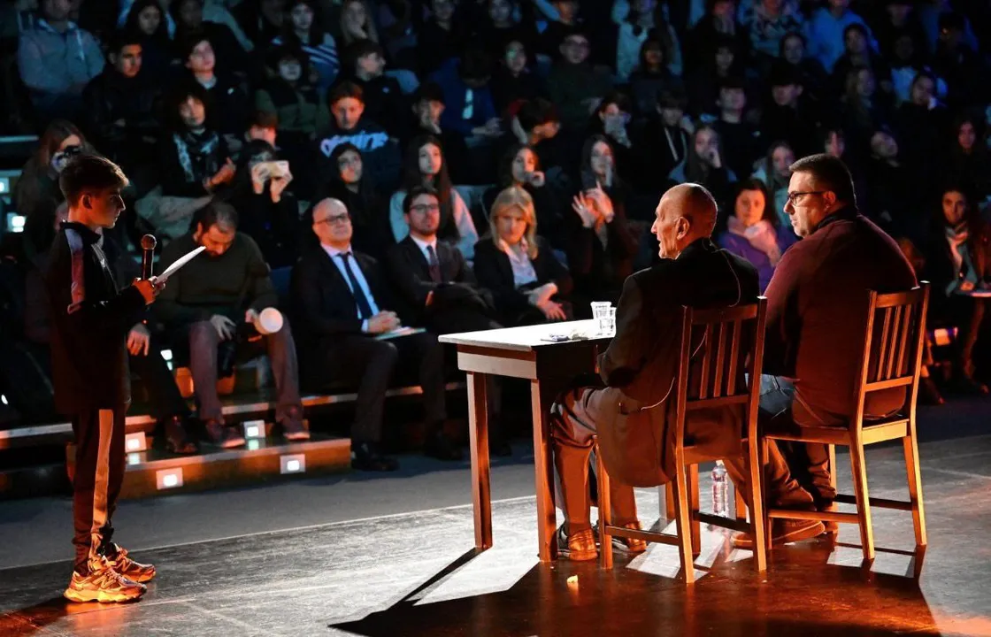 Giorno della Memoria, Sami Modiano incontra gli studenti a Roma: dal Teatro Vascello un appello a non dimenticare la Shoah