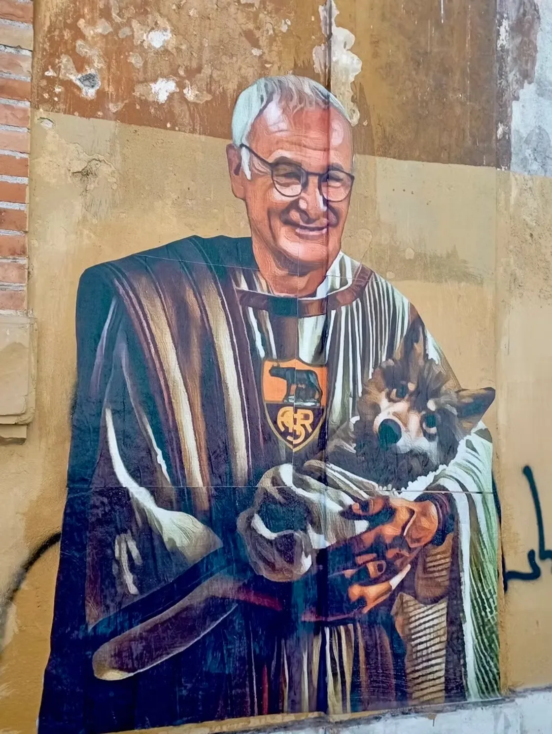 A Testaccio il murale di Ranieri con la lupa in braccio, un ritorno che scalda il cuore dei giallorossi