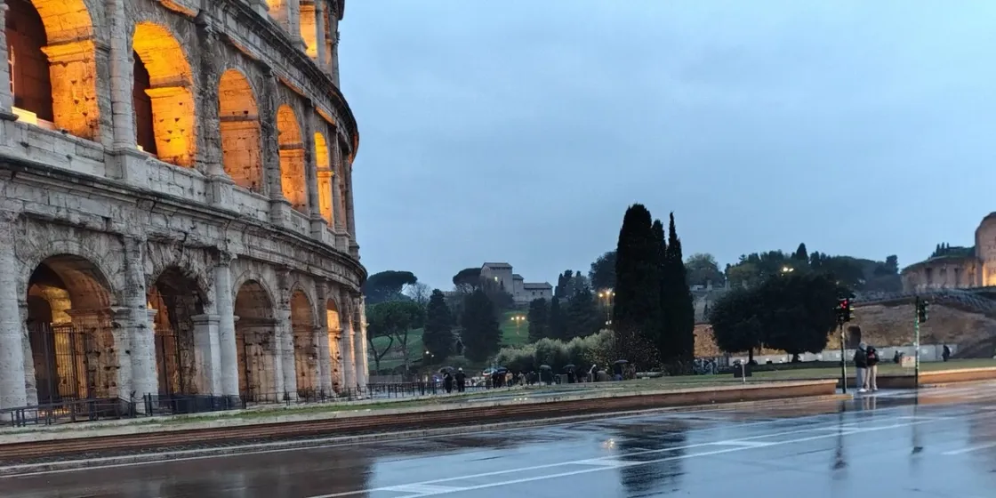 Colosseo, addio ai sampietrini: la nuova piazza in travertino pronta per Pasqua