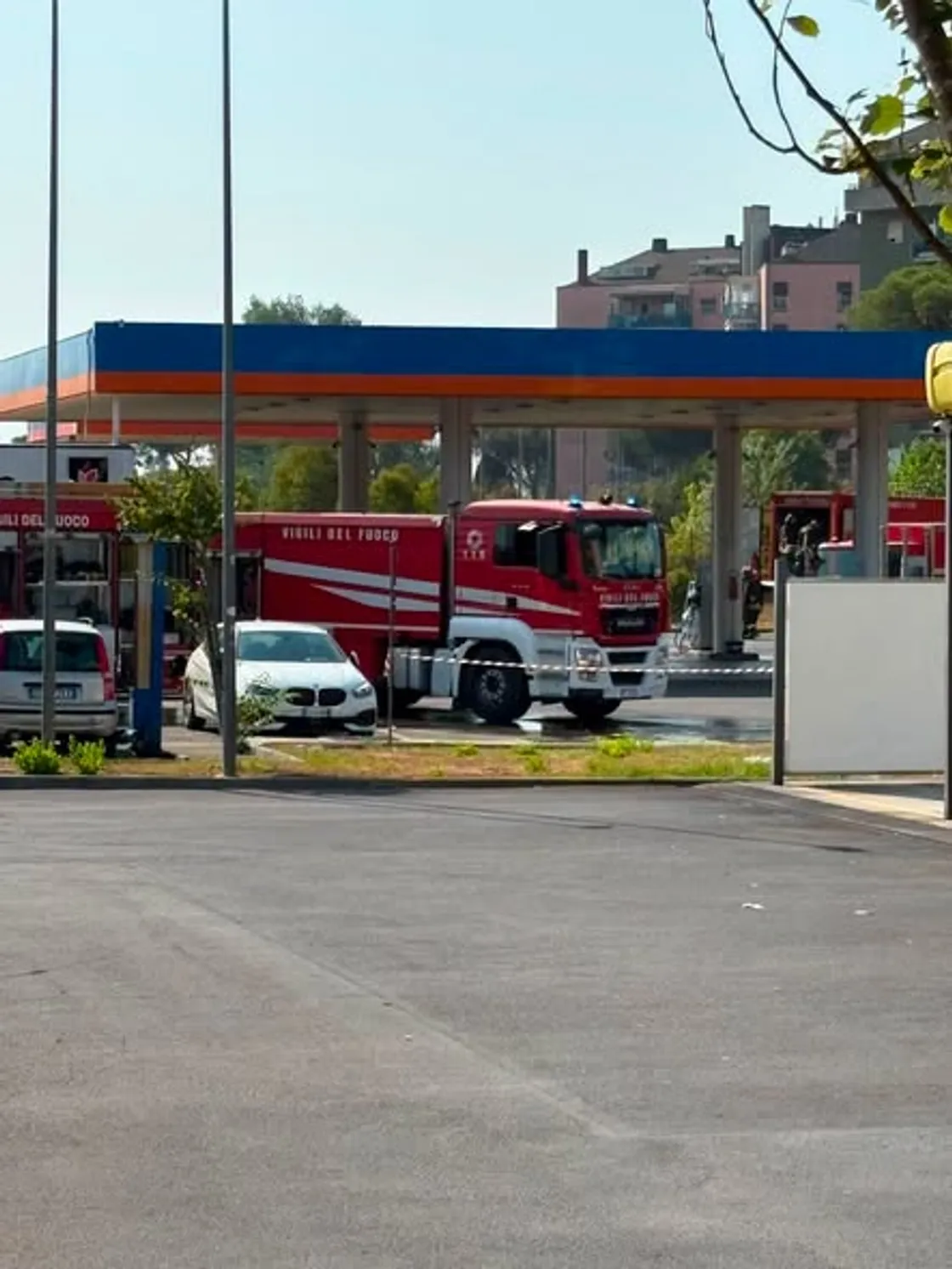 Fuga di gpl da un distributore ad Acilia, evacuati palazzi e una scuola: via di Acilia bloccata