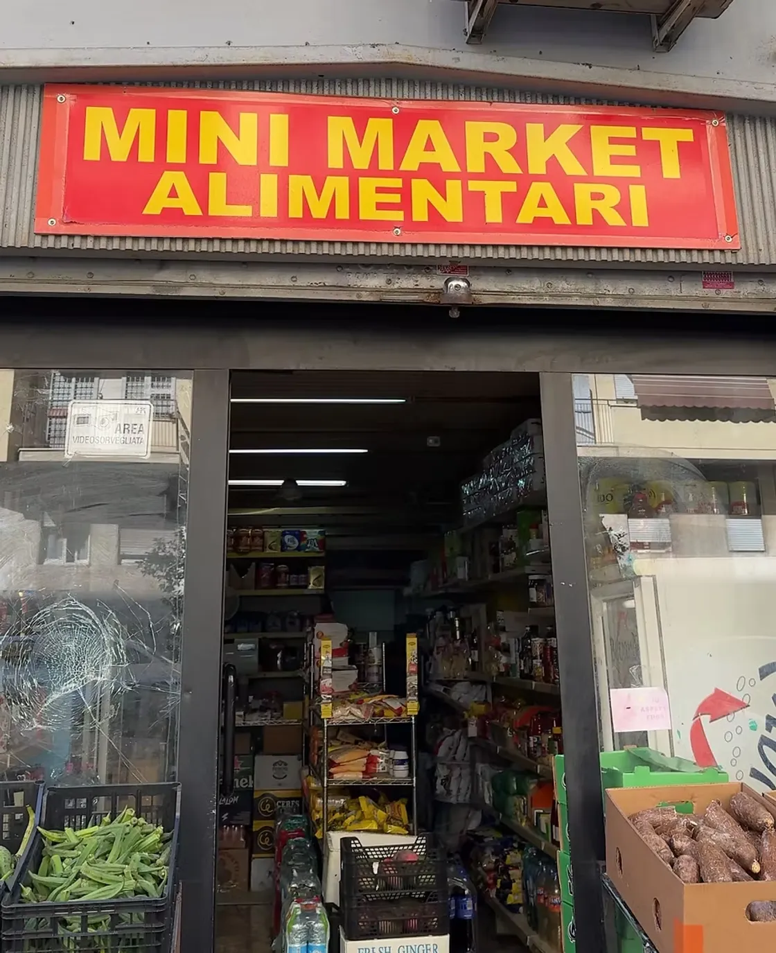 Don Bosco, maxi rissa in un minimarket. Il proprietario: «Due dipendenti sono finiti  in ospedale»