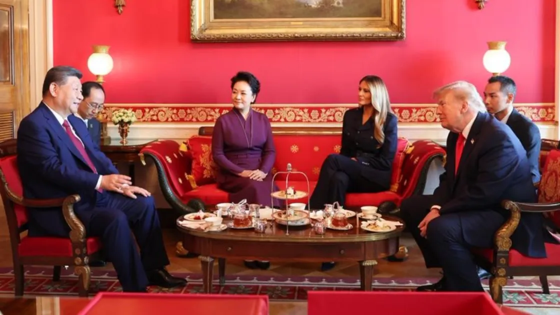 Xi Jinping, Peng Liyuan, Donald Trump e Melania Trump durante l’incontro alla Casa Bianca davanti a una tazza di tè (Foto agenzia Xinhua)