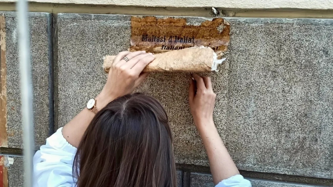 La rimozione dei manifesti a via Cola di Rienzo (Fonte: Municipio Roma I Centro, Facebook)