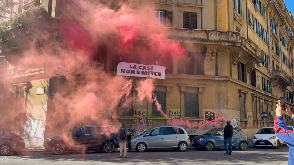 Emergenza casa, tensione all’Esquilino: Ater mette in vendita 30 case popolari. Attivisti occupano alloggio in viale Principe Eugenio