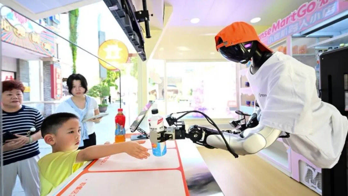 Il robot consegna una bevanda a un cliente a Hefei. Foto: Xinhua/Zhou Mu