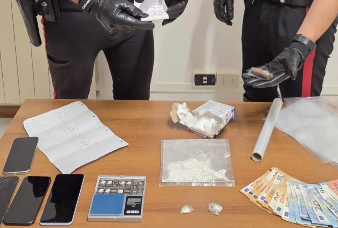 Nettuno, getta la cocaina dal finestrino durante il posto di blocco: a casa aveva altri 61 grammi