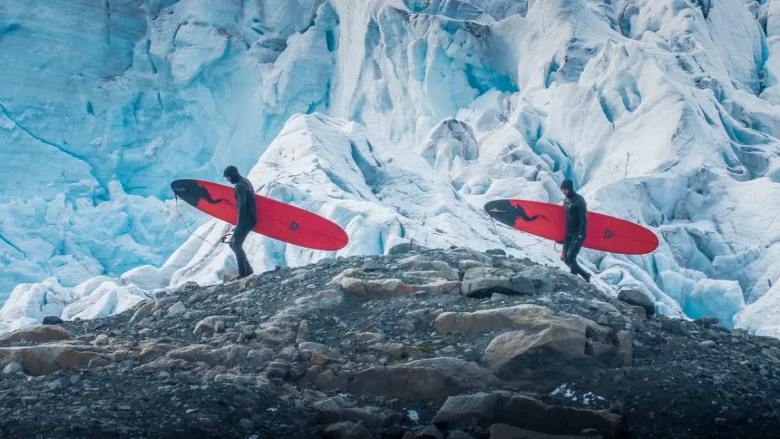 Antartide, a Roma l’installazione di una tavola da surf intrappolata nel ghiaccio per sensibilizzare sulla crisi climatica [VIDEO]