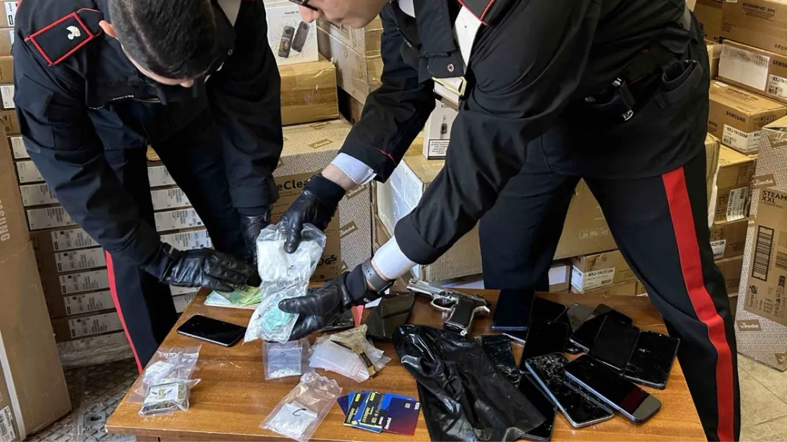 Fermato con droga, carte di pagamento e un coltello: in casa aveva decine di pc