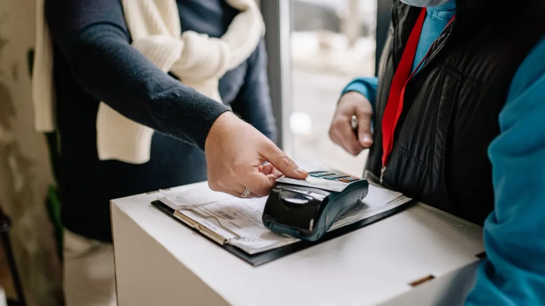 In Italia tre pagamenti senza contante su quattro si fanno con carta (e l’88% è contactless)