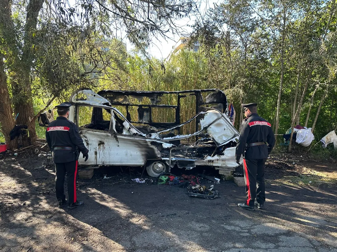Incendio a Roma, roulotte in fiamme al Torrino Nord: grave un uomo