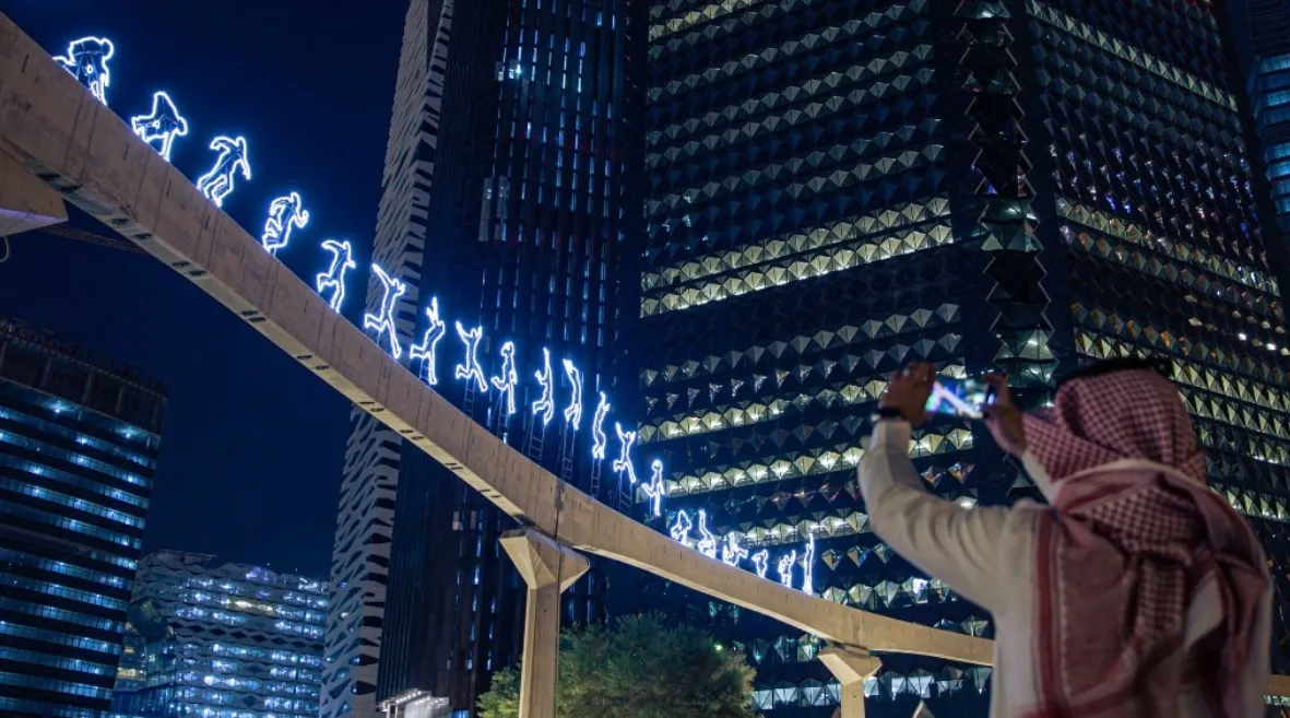 Angelo Bonello, Run Beyond, 2015. Iron and LED lights. 5300 cm. Courtesy the artist and Light Art Collection. Photo © Riyadh Art 2021