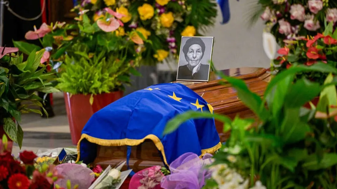 Al via i funerali di Stato in forma laica: in Campidoglio l'ultimo saluto a Emma Bonino