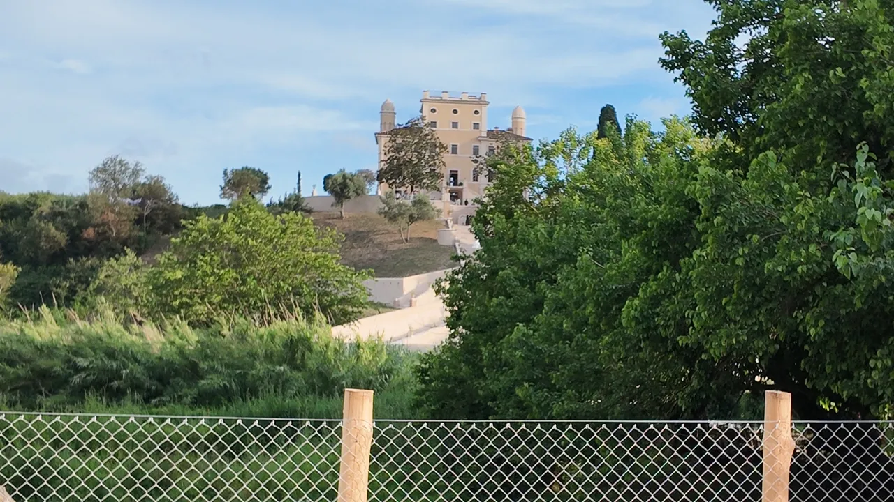 Veduta di Villa York dal percorso ciclopedonale