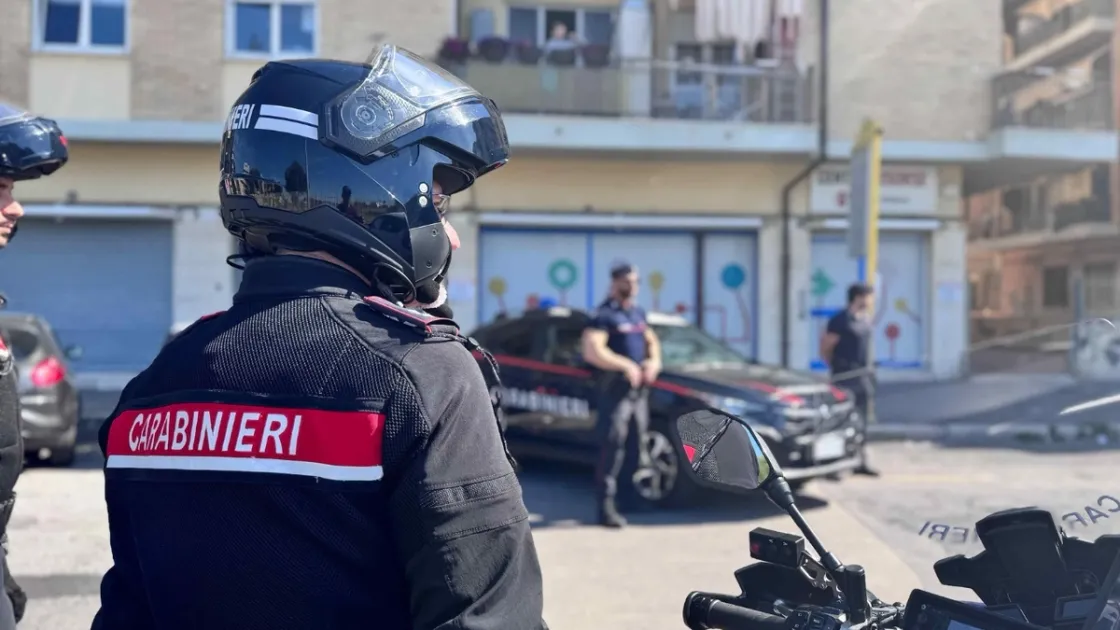 Sequestrato e picchiato a Ostia per un debito di 1.500 euro legato al crack: cinque misure cautelari