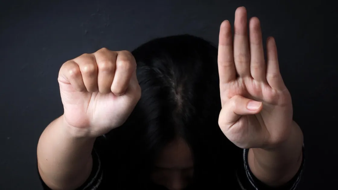 14enne chiede aiuto con un gesto dalla macchina: la polizia capisce il Signal for Help e arresta un 47enne