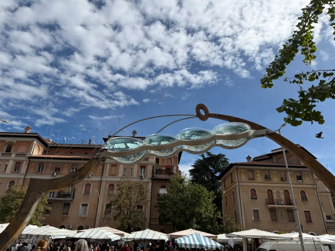 Torna a scorrere l'acqua nella fontana di Massimo Fagioli a Porta Portese: la Scultura Gialla ritrova la sua essenza