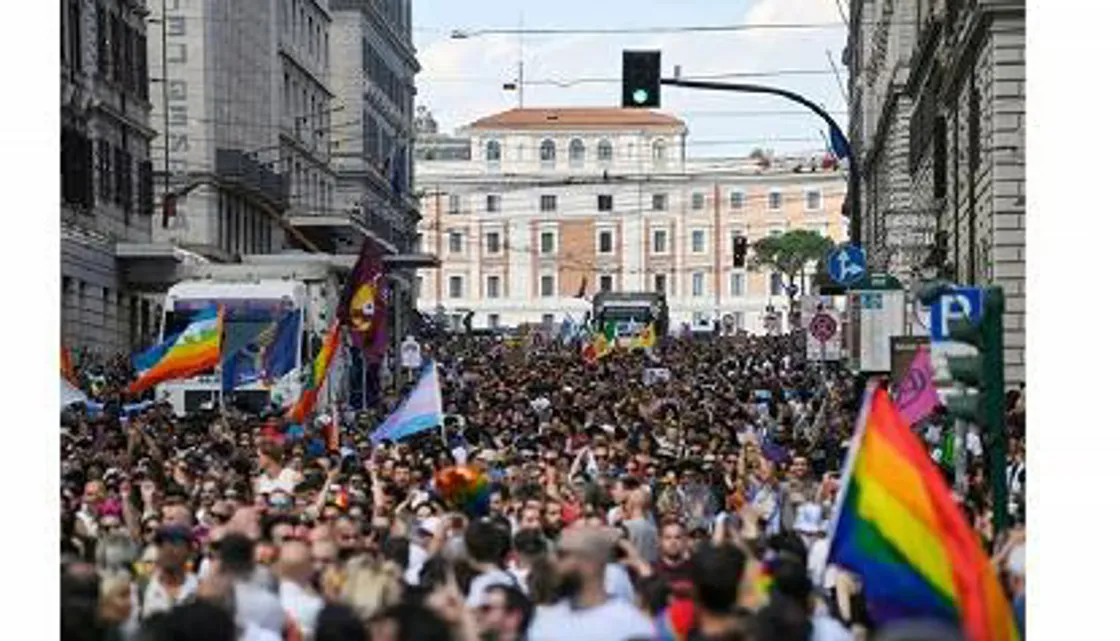 Giornata contro l'omotransfobia, la città sceglie il rispetto: «Contrastare l’odio è un dovere collettivo»