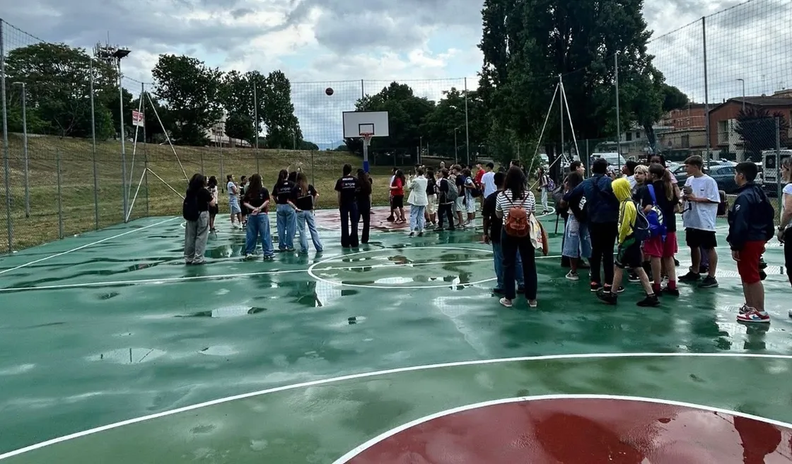 Tor Bella Monaca, inaugurato il nuovo campo da basket: «Ogni spazio per lo sport è uno in meno per la criminalità»