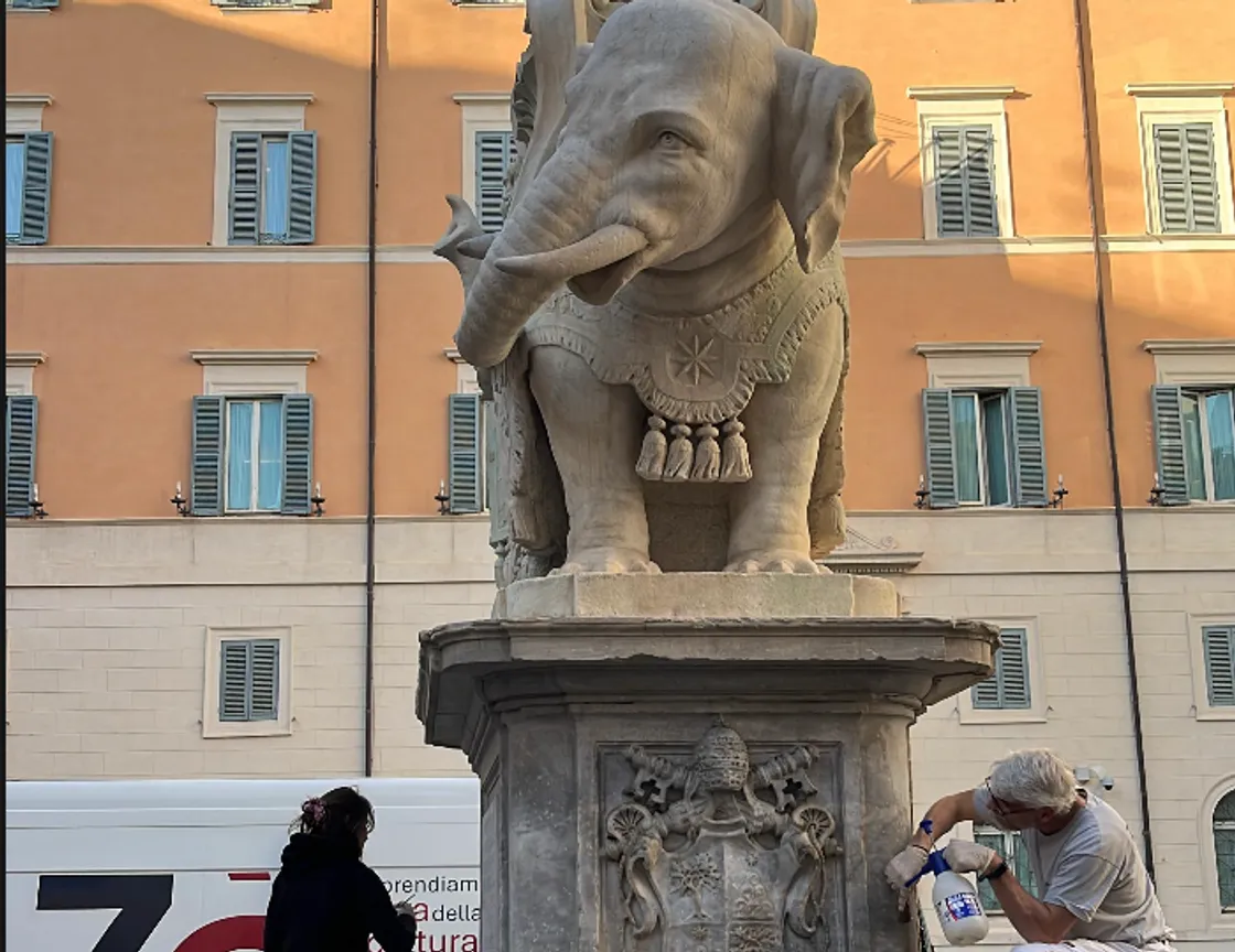 Restauratori all'opera per l’Elefante di piazza della Minerva