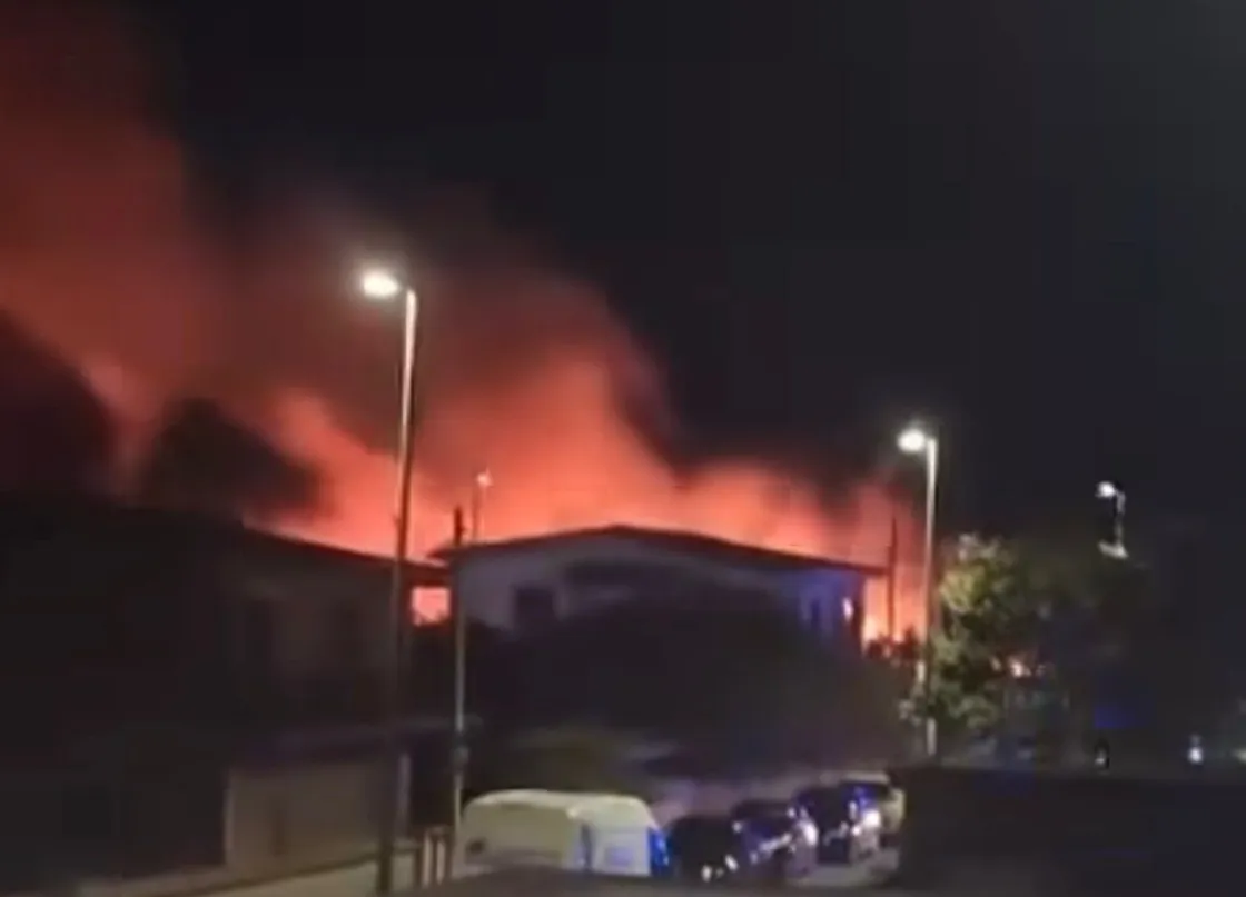 Incendio a Piana del Sole: prende fuoco un capannone