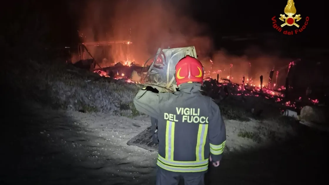 Incendiati tre chioschi comunali sul lungomare di Sabaudia, oggi l'incontro con il prefetto