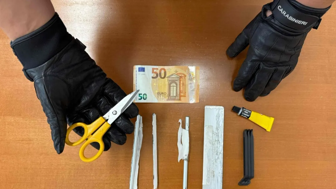 Blocca 50 euro nel bancomat con una placca metallica: arrestato a Cesano