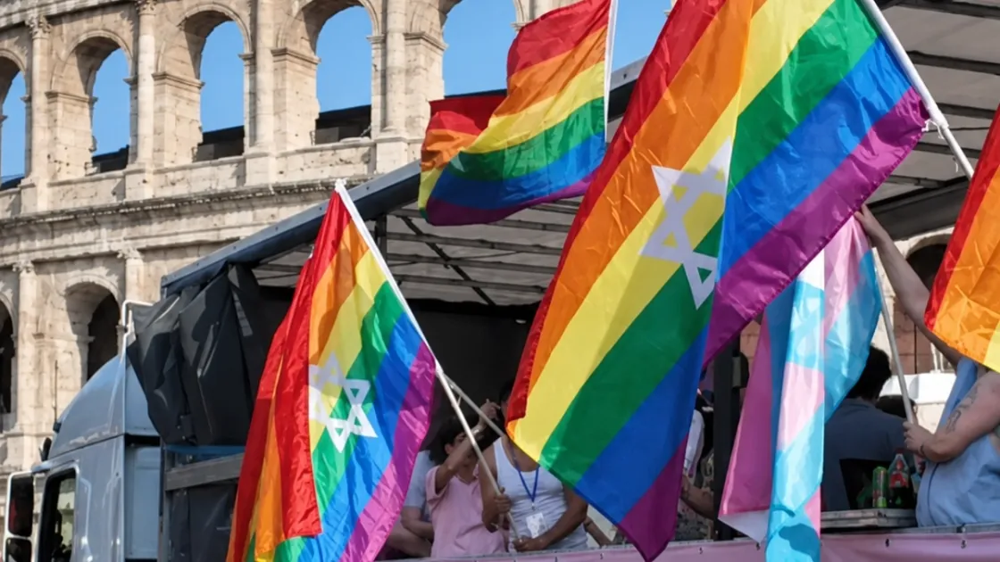 Il carro delle organizzazioni ebraiche LGBTQIA+ Keshet al Roma Pride 2025 (La Capitale)