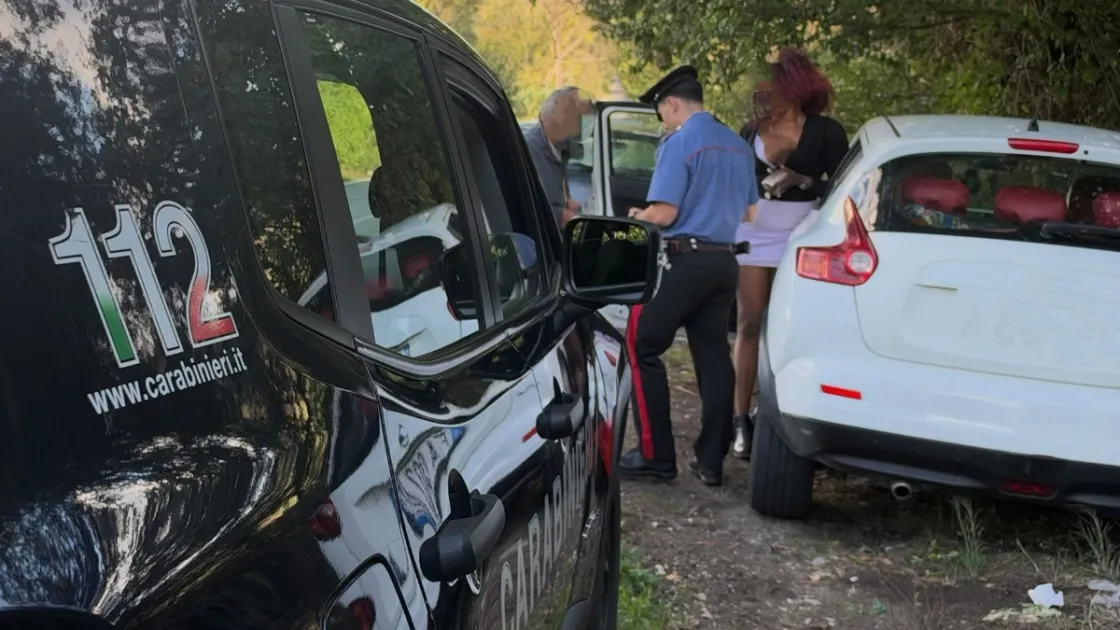 Accompagnava quattro donne sui luoghi della prostituzione in zona Castel di Guido: 66enne arrestato