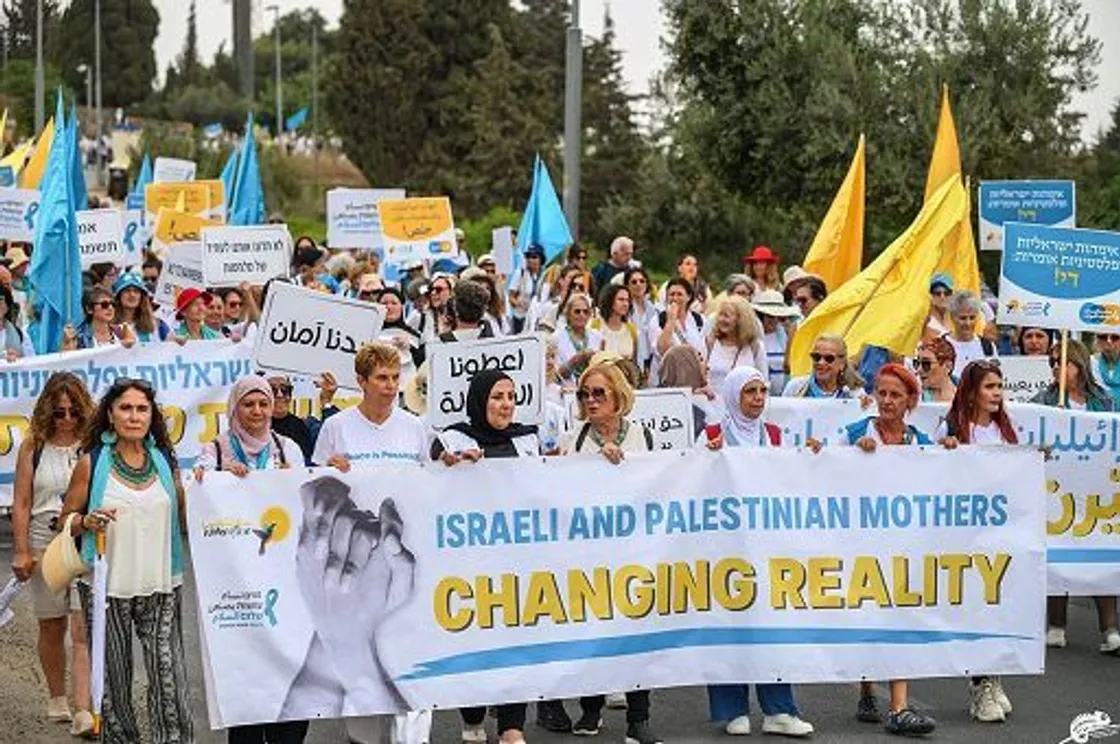 A piedi nudi per la pace dall'Ara Pacis al Pincio: la camminata delle madri israeliane e palestinesi 