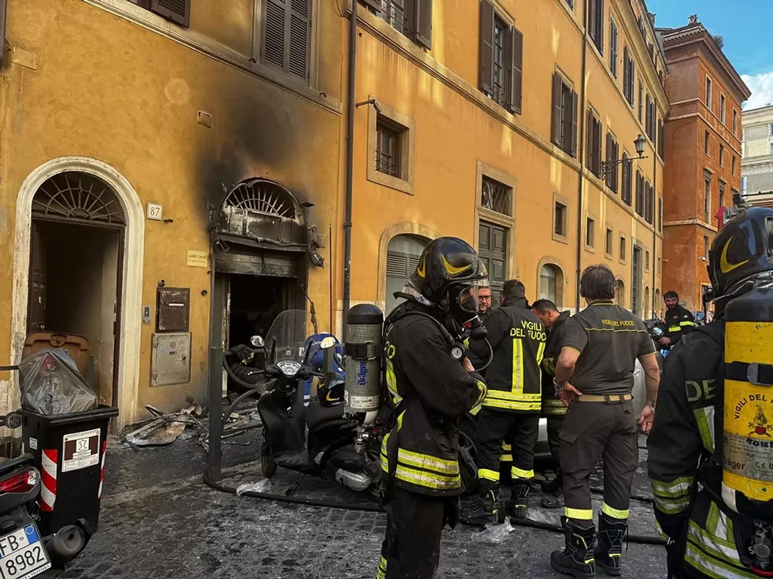 Incendio nella pasticceria «Cinque lune», una testimone: «Fiamme che facevano paura ed esplosioni» [VIDEO]