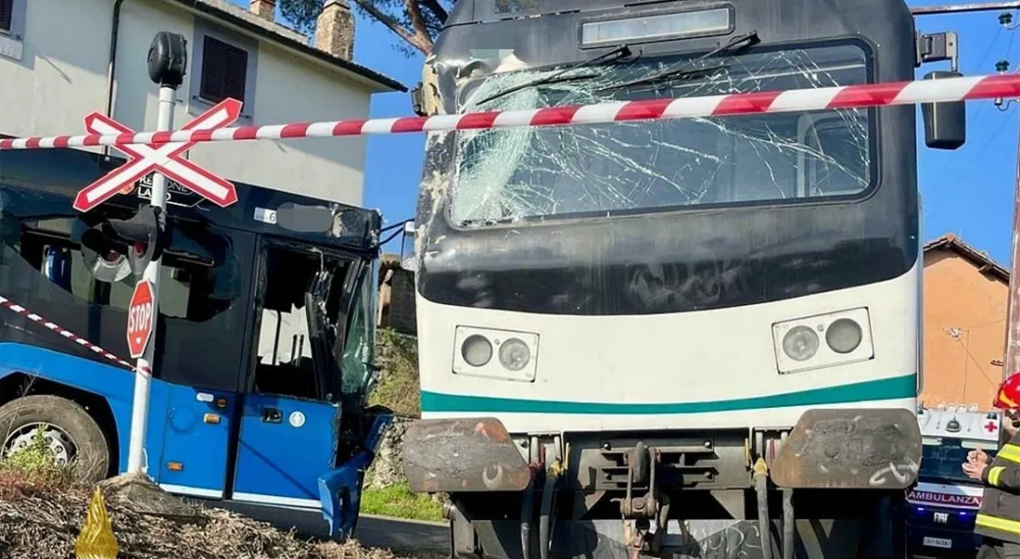 Viterbo, scontro al passaggio a livello tra treno e bus Cotral: cinque feriti, tra cui studenti