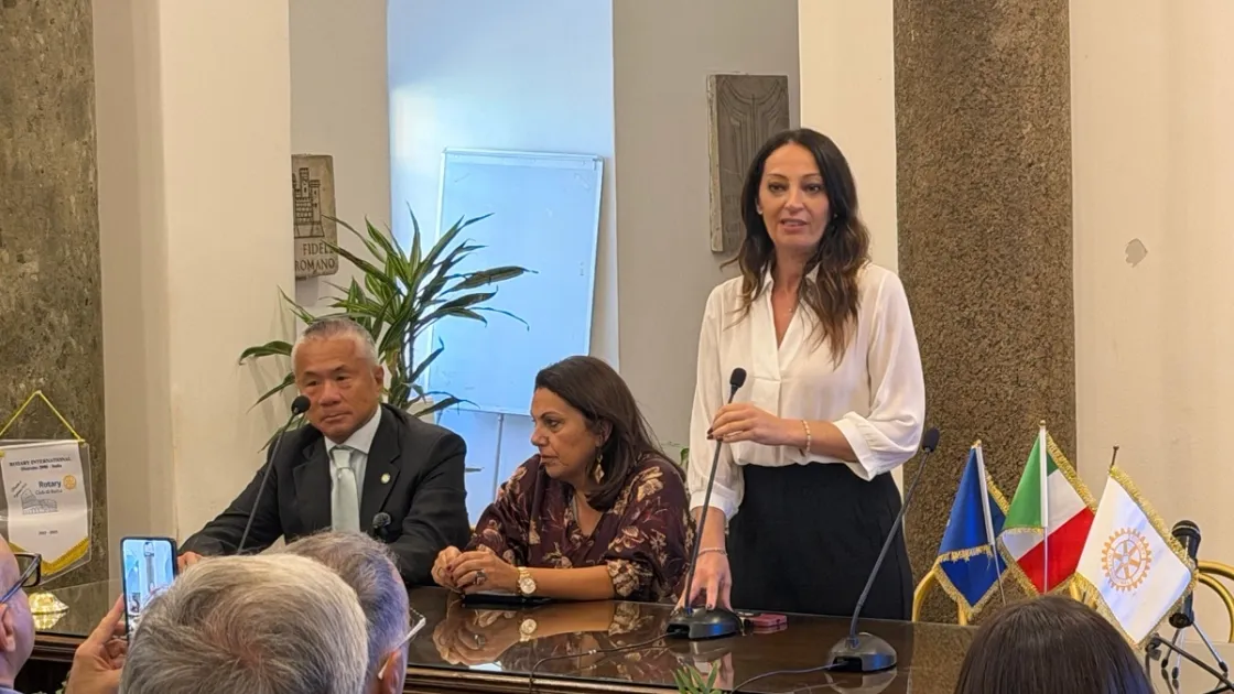 Da destra: la presidente dell’Assemblea capitolina Svetlana Celli, la dirigente scolastica Alessandra Scamardella e il presidente del Rotary Club Roma Mario Sakamoto