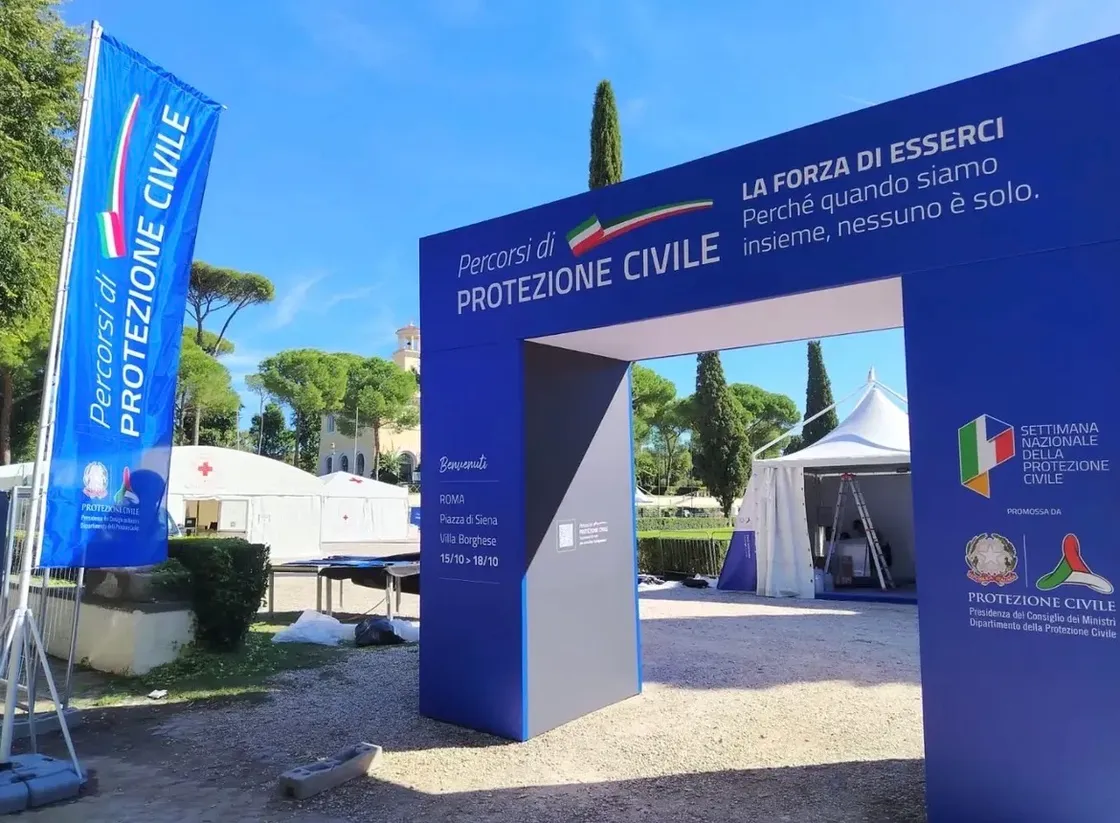 Mattarella a Villa Borghese inaugura il villaggio della Protezione civile: esercitazioni, droni e unità cinofile
