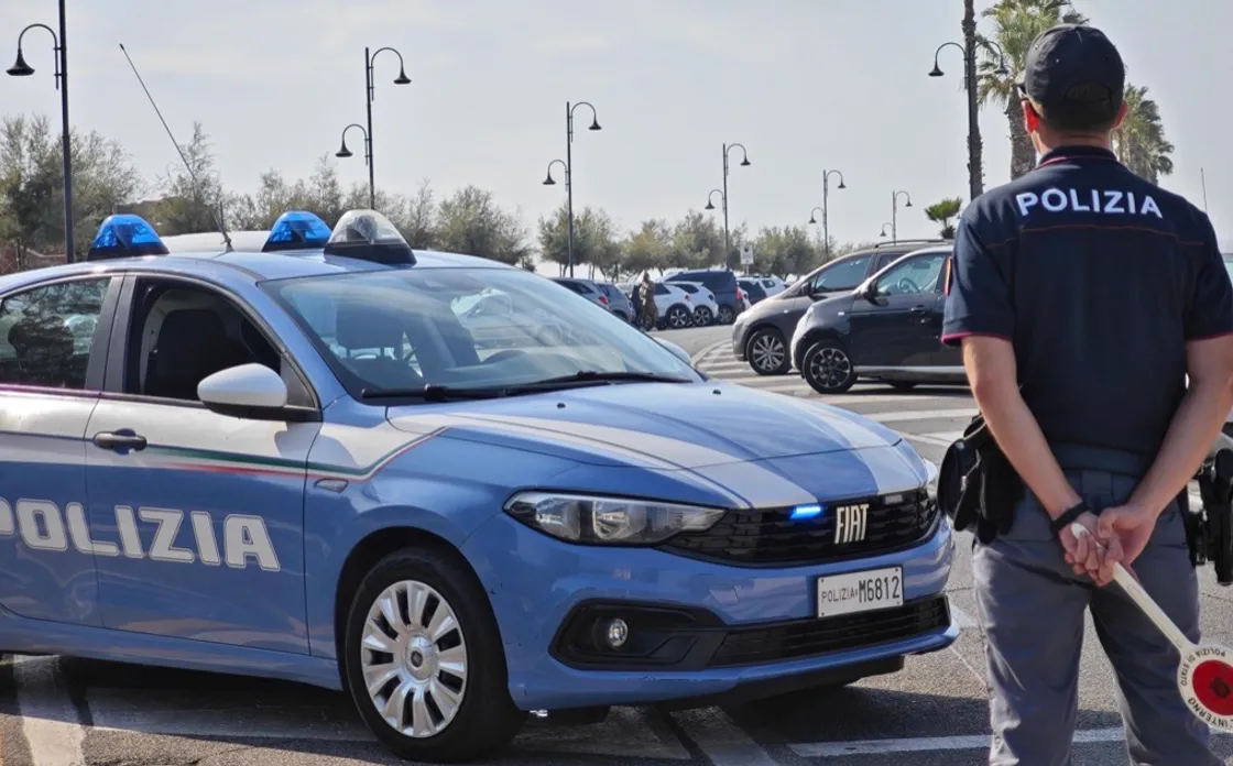 Rapine e furti nei negozi: sei arresti in poche ore. Coltello alla gola per una collana