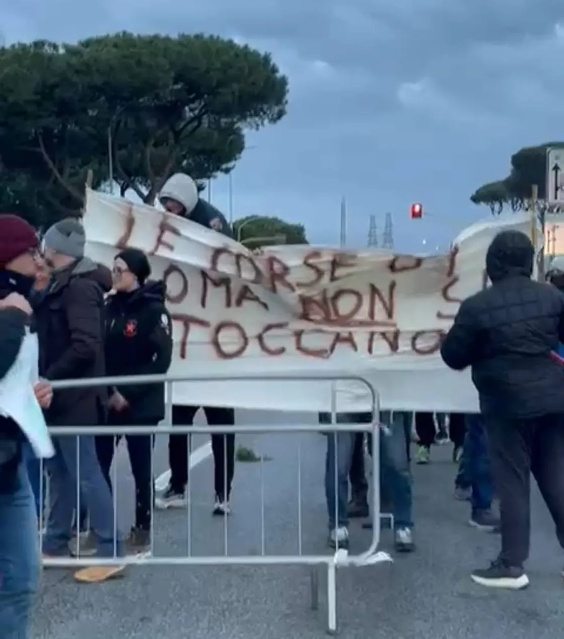 Protesta a Capannelle: transenne in strada e traffico in tilt contro lo stop alle gare