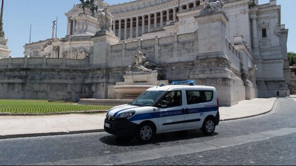 Piazza Venezia, tenta di immergersi nella Fontana dell’Adriatico: fermato dalla Polizia Locale