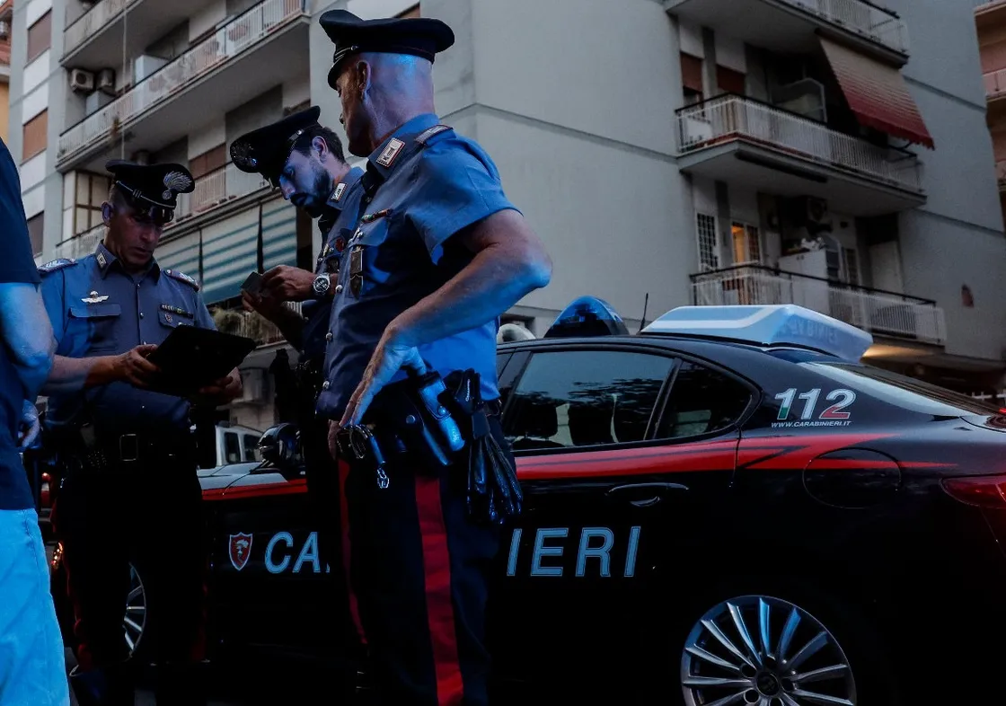 Colpisce la moglie alla testa con una bottiglia davanti al figlio: arrestato per tentato omicidio