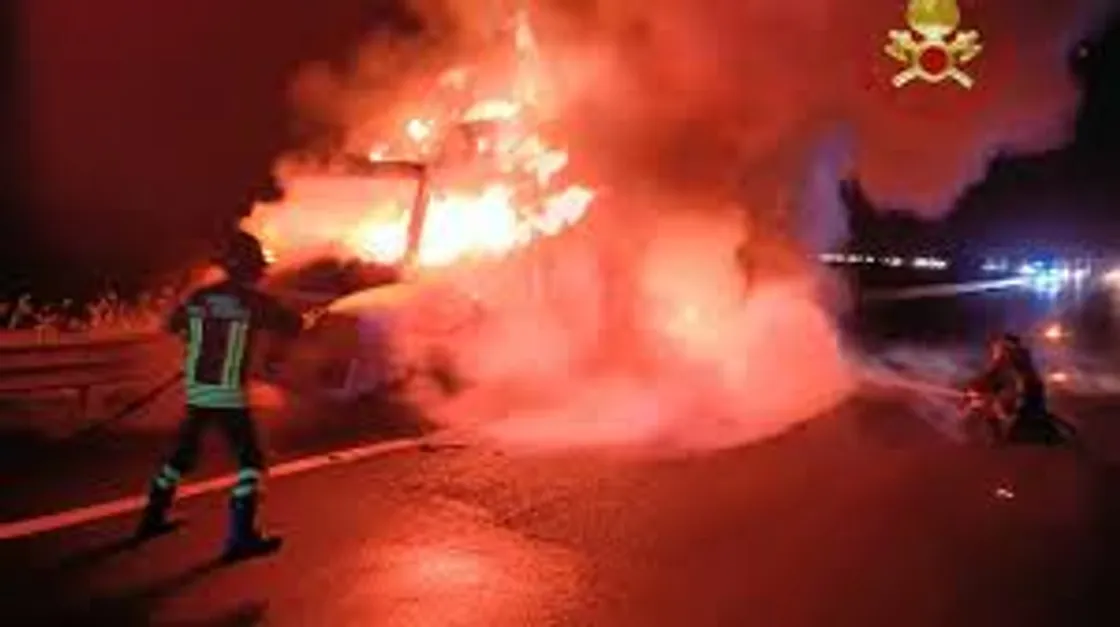 Camion frigorifero in fiamme sulla A1: chiuso tratto autostradale