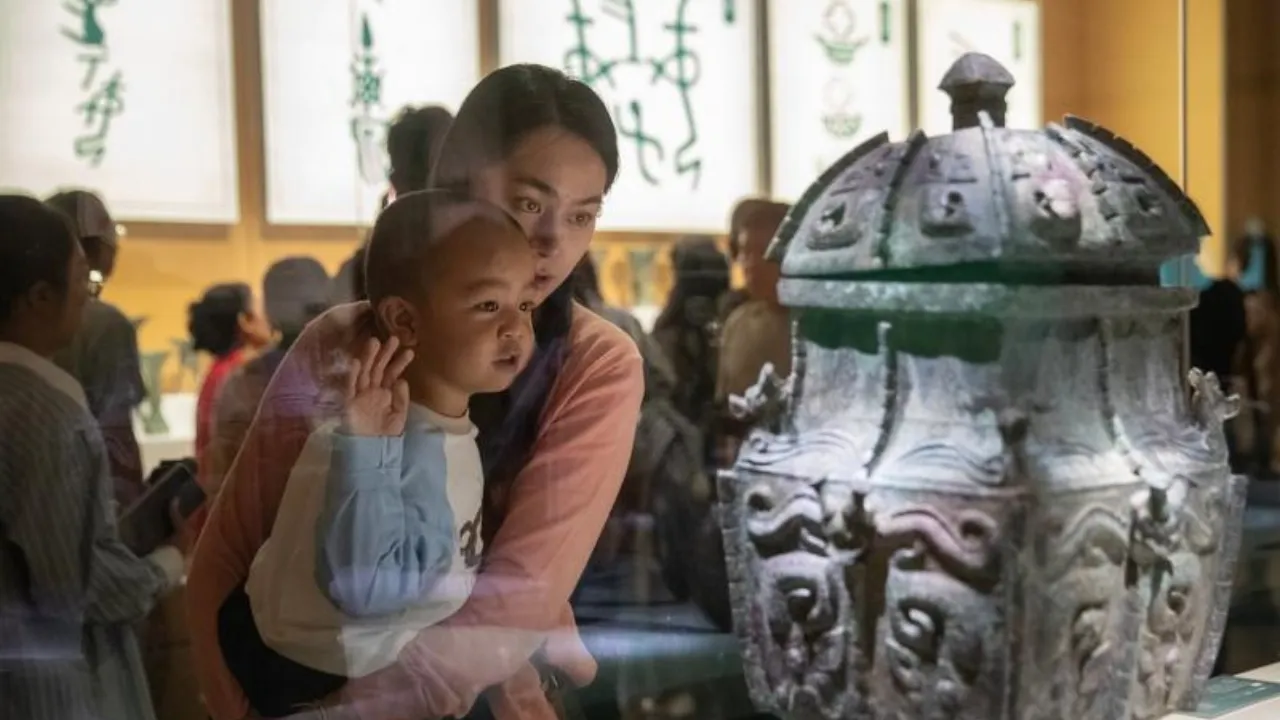 Un reperto esposto al Museo Yinxu osservato dai visitatori. Foto Xinhua