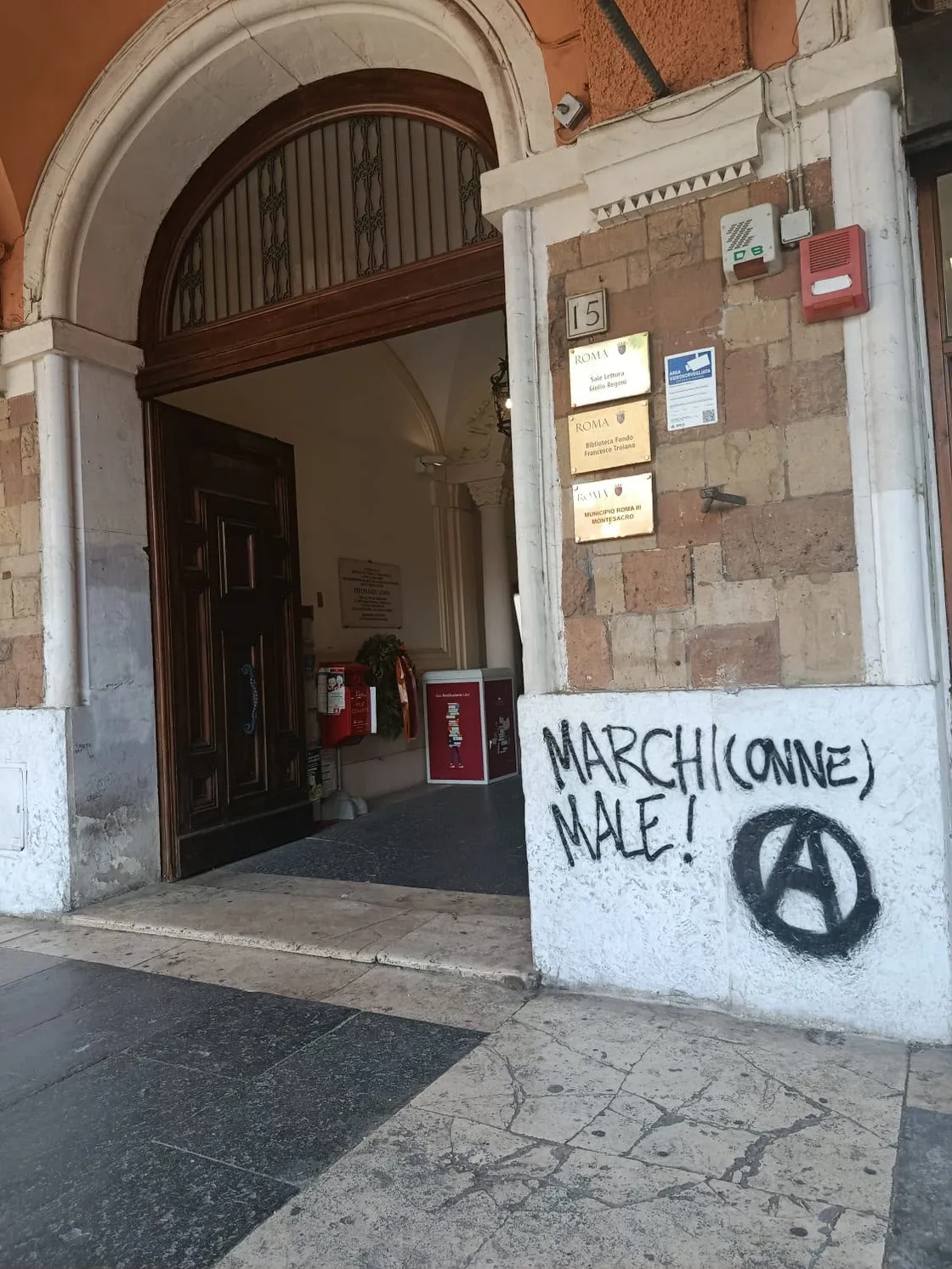 Scritta intimidatoria contro Marchionne dopo lo sgombero del Bencivenga, solidarietà bipartisan al presidente del III municipio