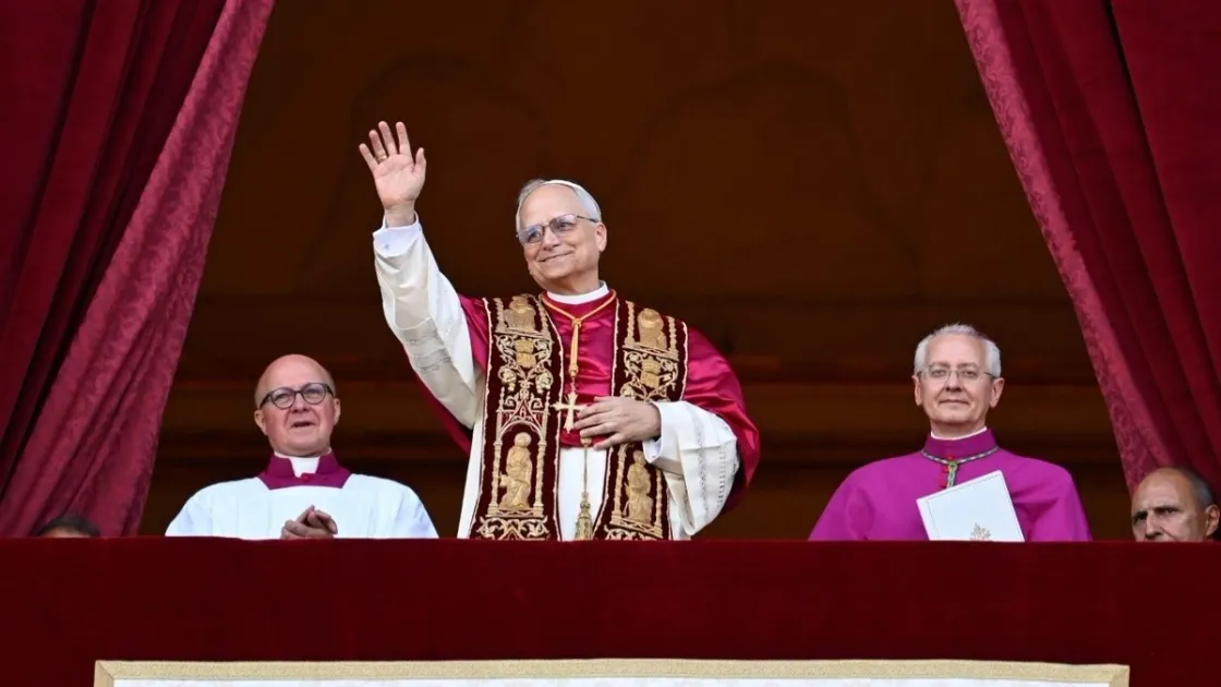 Leone XIV saluta la folla in Piazza San Pietro (Fonte: Vatican News)