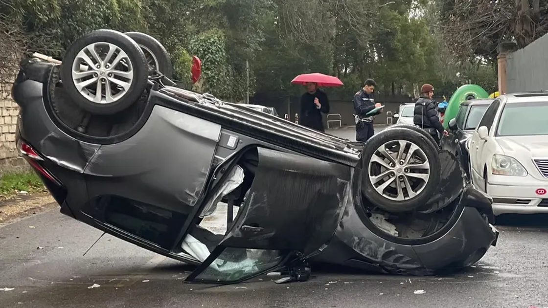 Via della Camilluccia, incidente con auto ribaltata: strada chiusa e traffico in tilt
