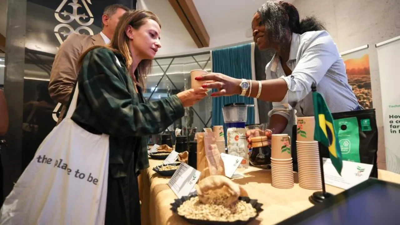 Visitatori degustano caffè presso lo stand del Brasile durante la Coffee Tasting Experience organizzata alla Fao di Roma per la prima Giornata internazionale del caffè dell’Onu, il 1° ottobre 2026. Foto agenzia Xinhua