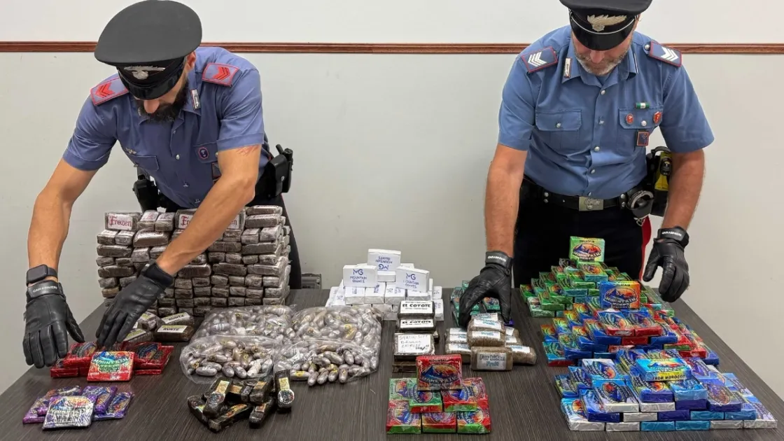 Viveva in zona Cassia con oltre 42 chili di hashish nascosti nei freezer: arrestato un 46enne