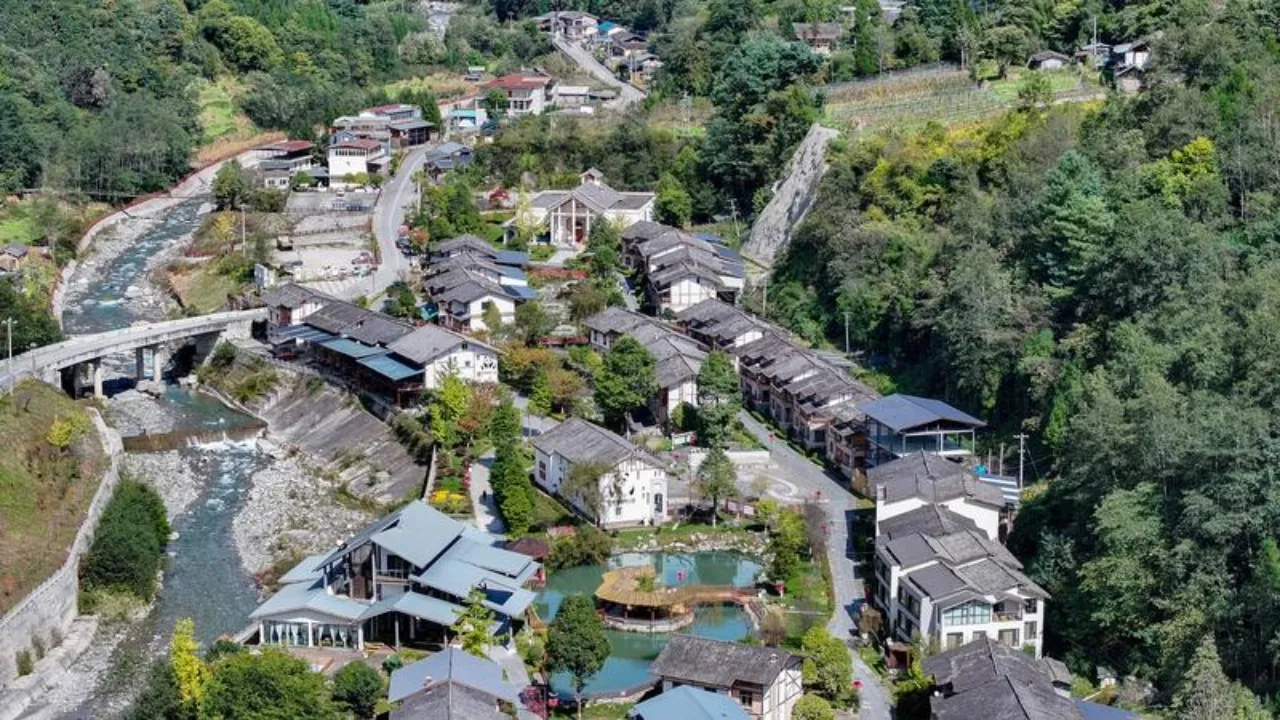 Veduta aerea degli alloggi in famiglia nel villaggio di Dengchigou, nel Sichuan, il 17 ottobre 2026 (Foto agenzia Xinhua)